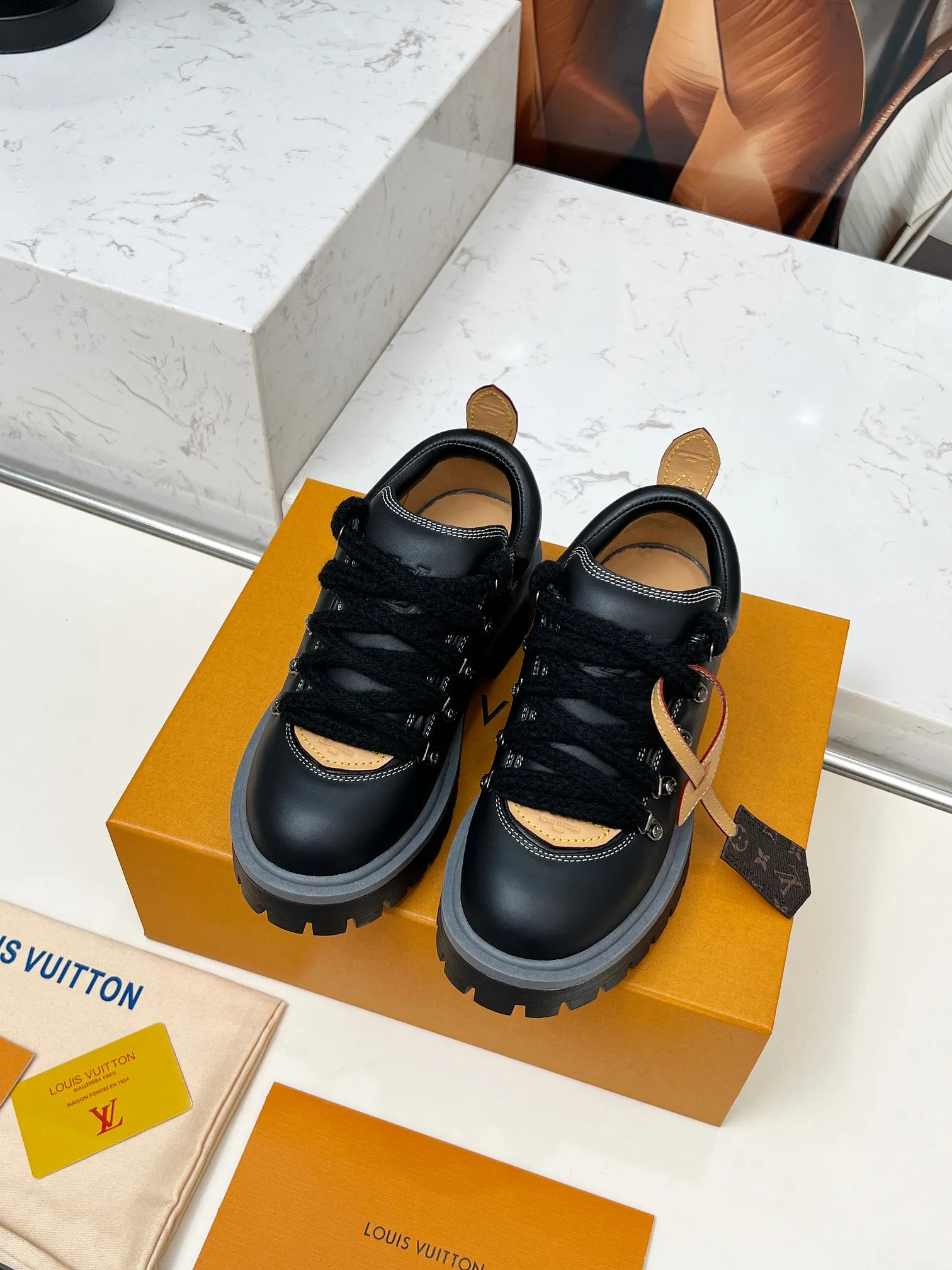 p660💰"Couple Style" LV Louis Vuitton's 2025 autumn and winter new style, developed one-to-one from the original version, retro fashionable, handsome and cool mountaineering derby shoes are now available.  Material: Imported first-layer cowhide Lining: Imported lambskin Outsole: Original molded TR non-slip outsole Sole height: 3.5cm Shoe size: Same style for men and women 35-45